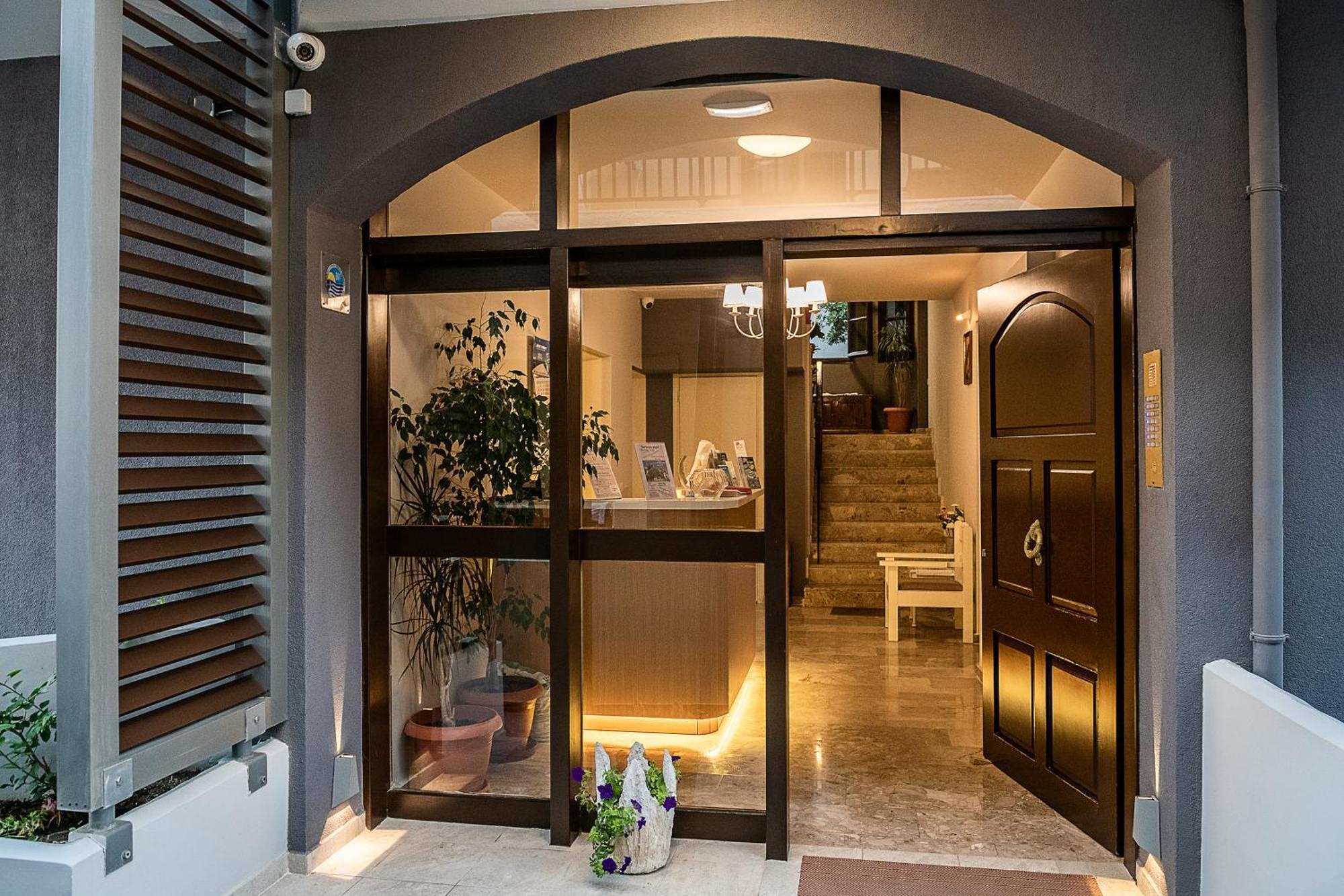 Lia Beachfront Apartments Stalós Zewnętrze zdjęcie